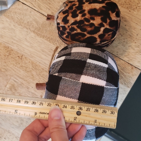 Set of 2 handmade fabric pumpkins - Picture 2 of 3